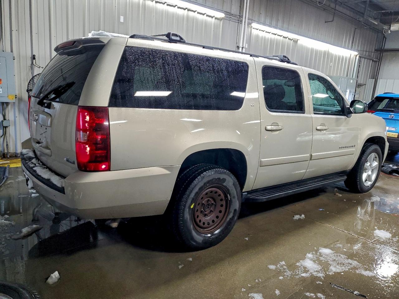 Chevrolet Suburban C1500 Ls Image 4