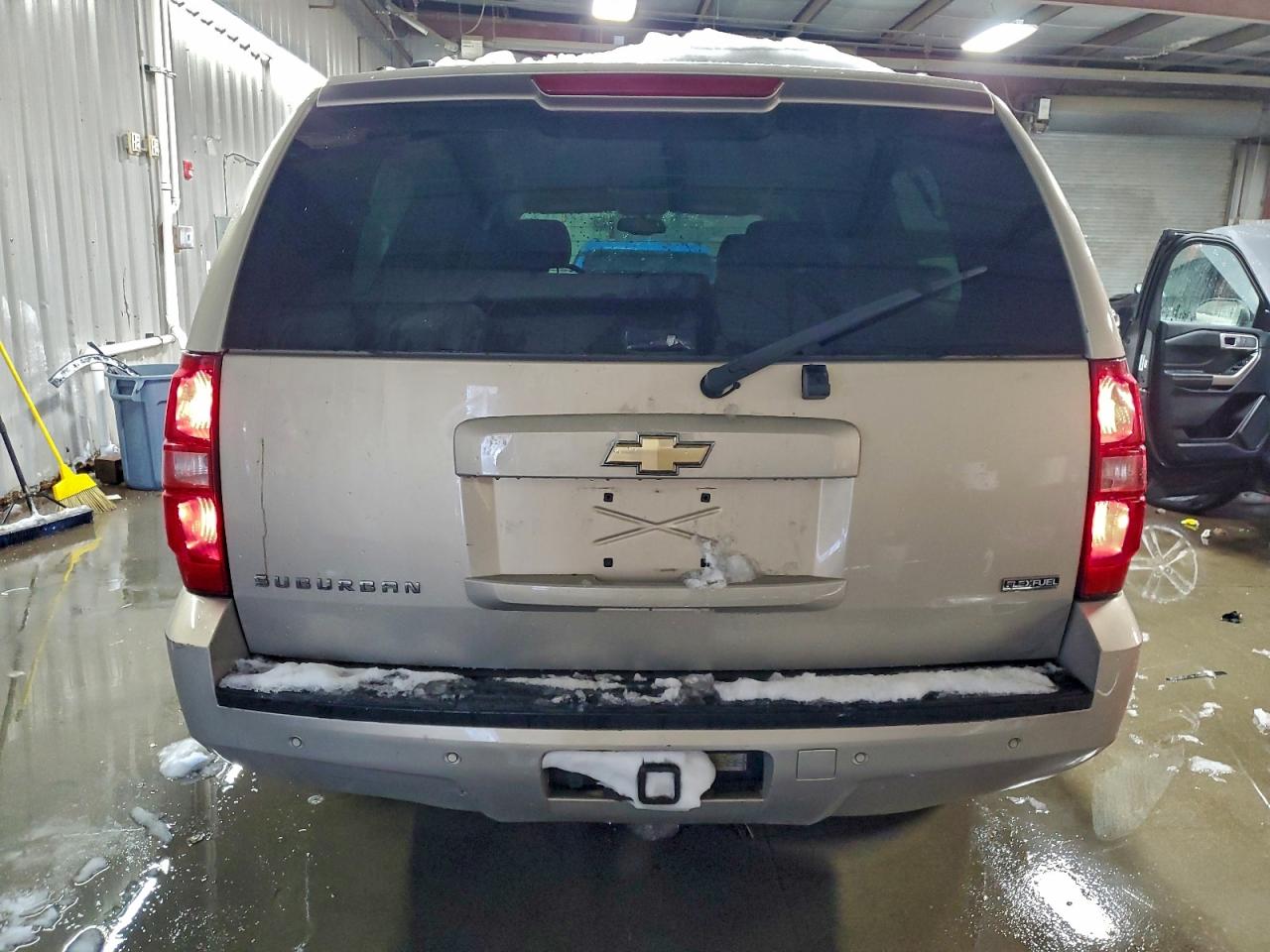 Chevrolet Suburban C1500 Ls Image 2