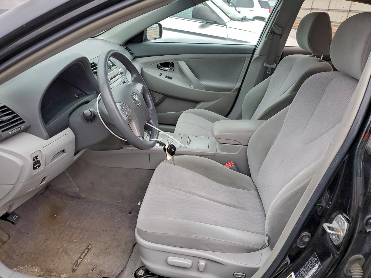 Toyota Camry Base Image 4