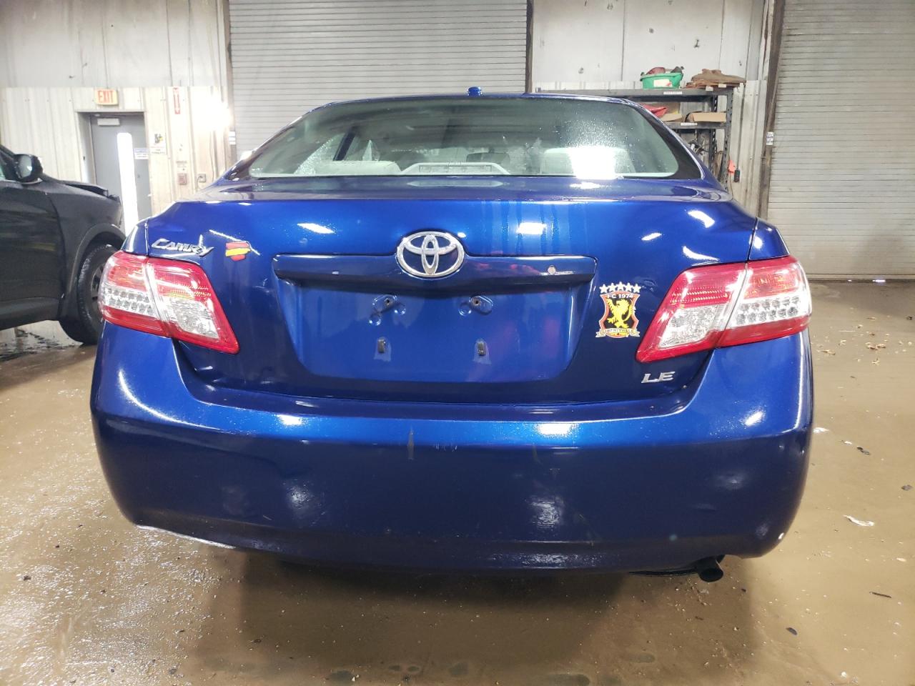 Toyota Camry Base Image 2