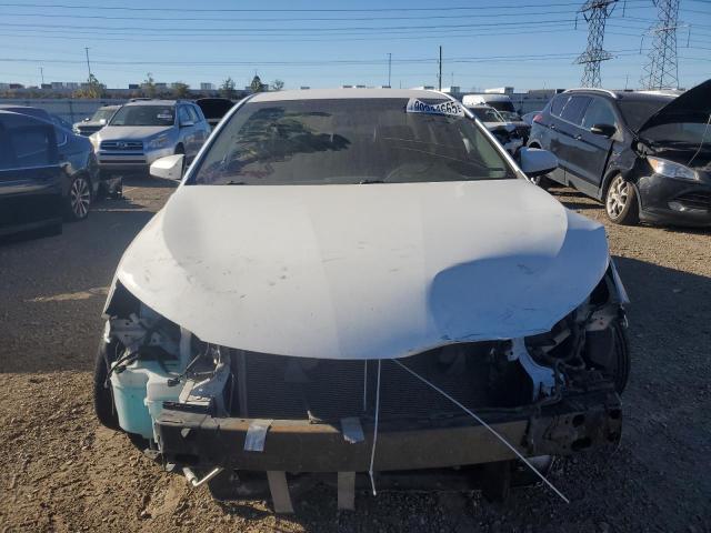 Toyota Camry Le Image 6