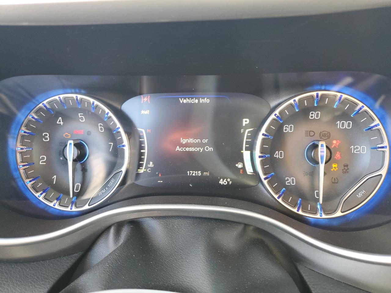 Chrysler Pacifica Touring L Image 2