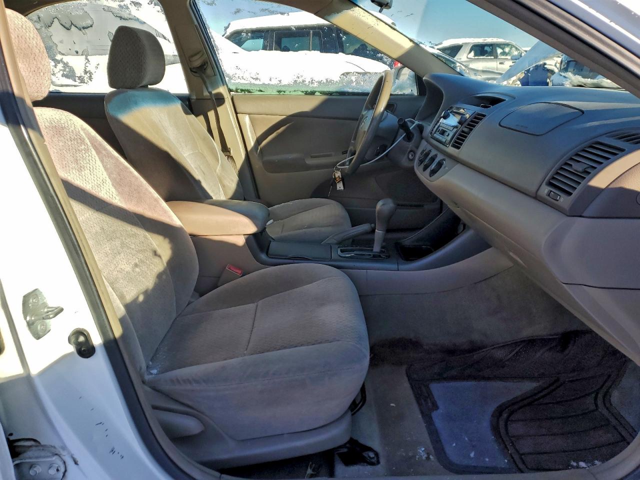 Toyota Camry Le Image 10