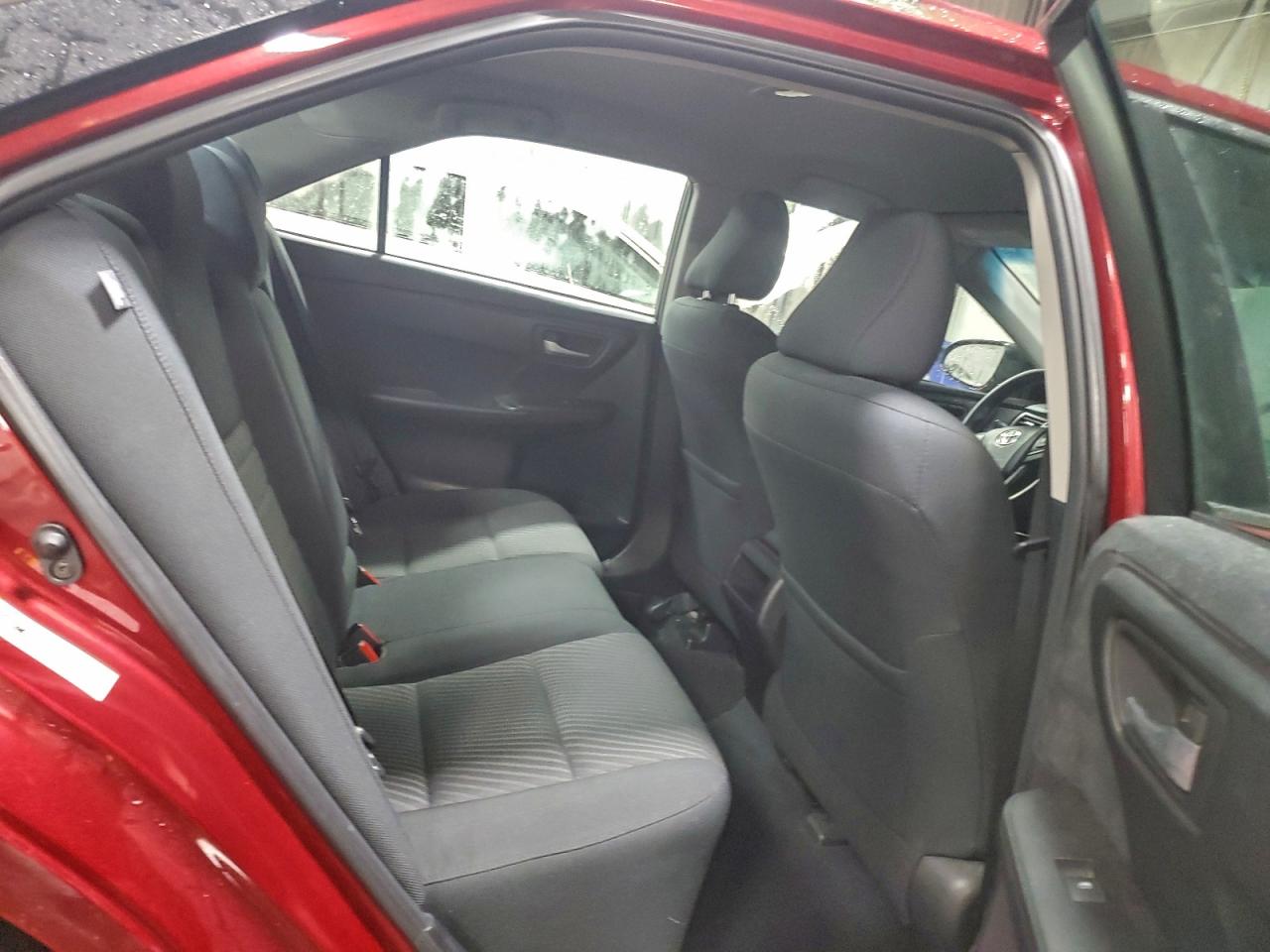 Toyota Camry Le Image 9