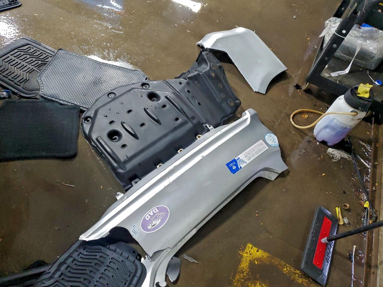 Toyota Camry L Image 2