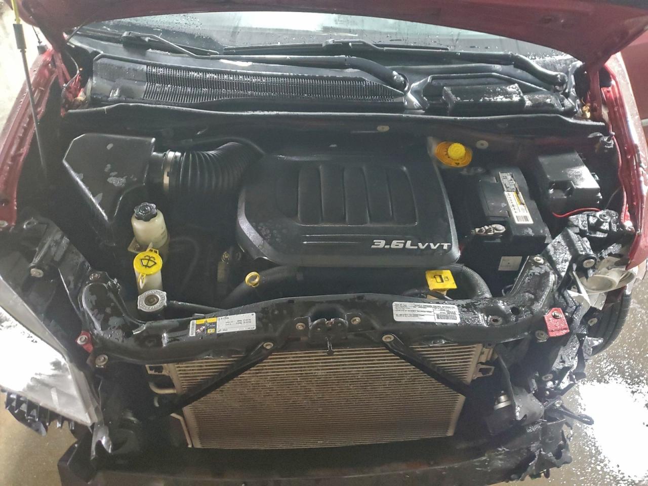 Chrysler Minivan Limited Platinum Image 2