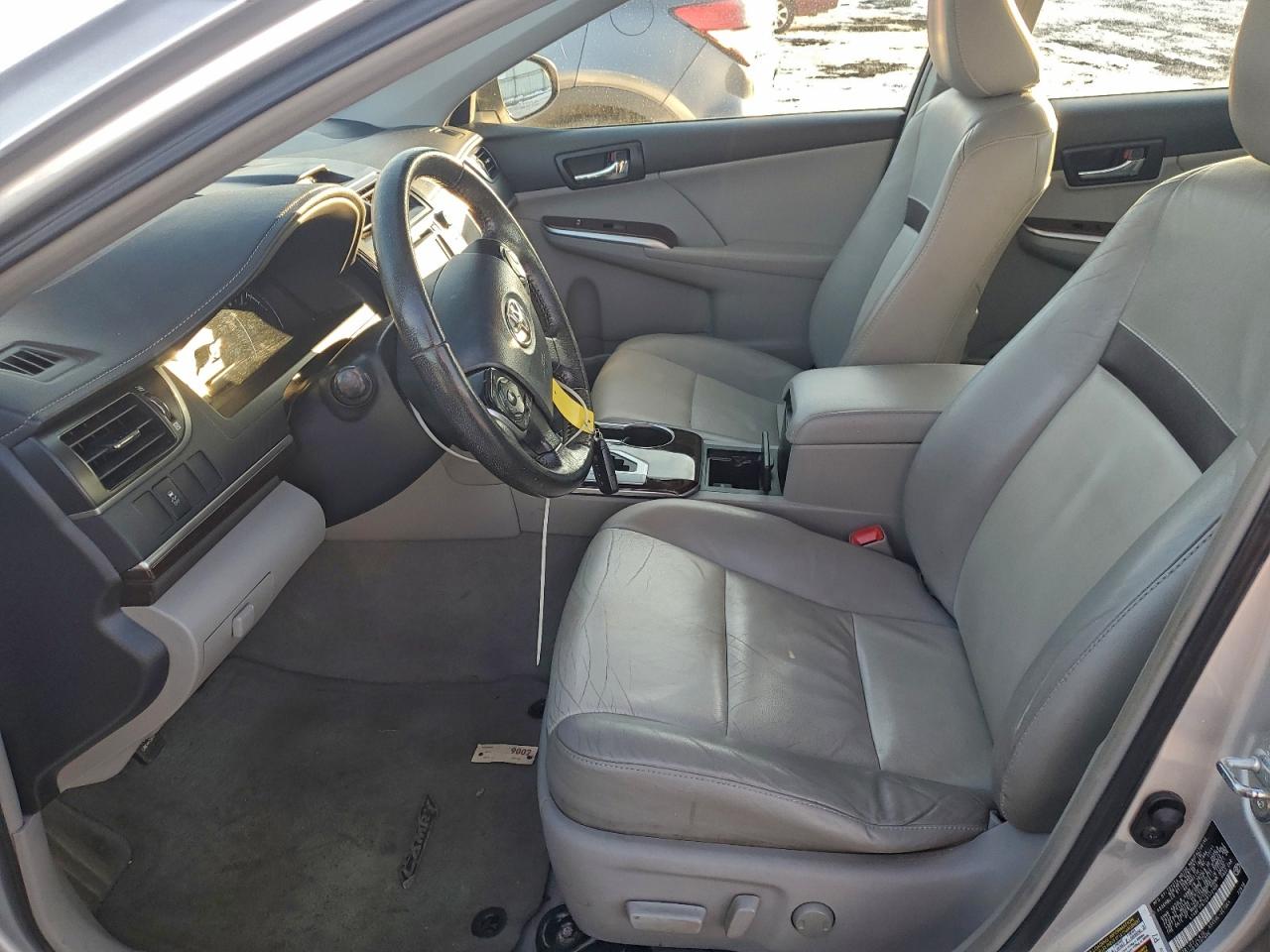 Toyota Camry Base Image 9