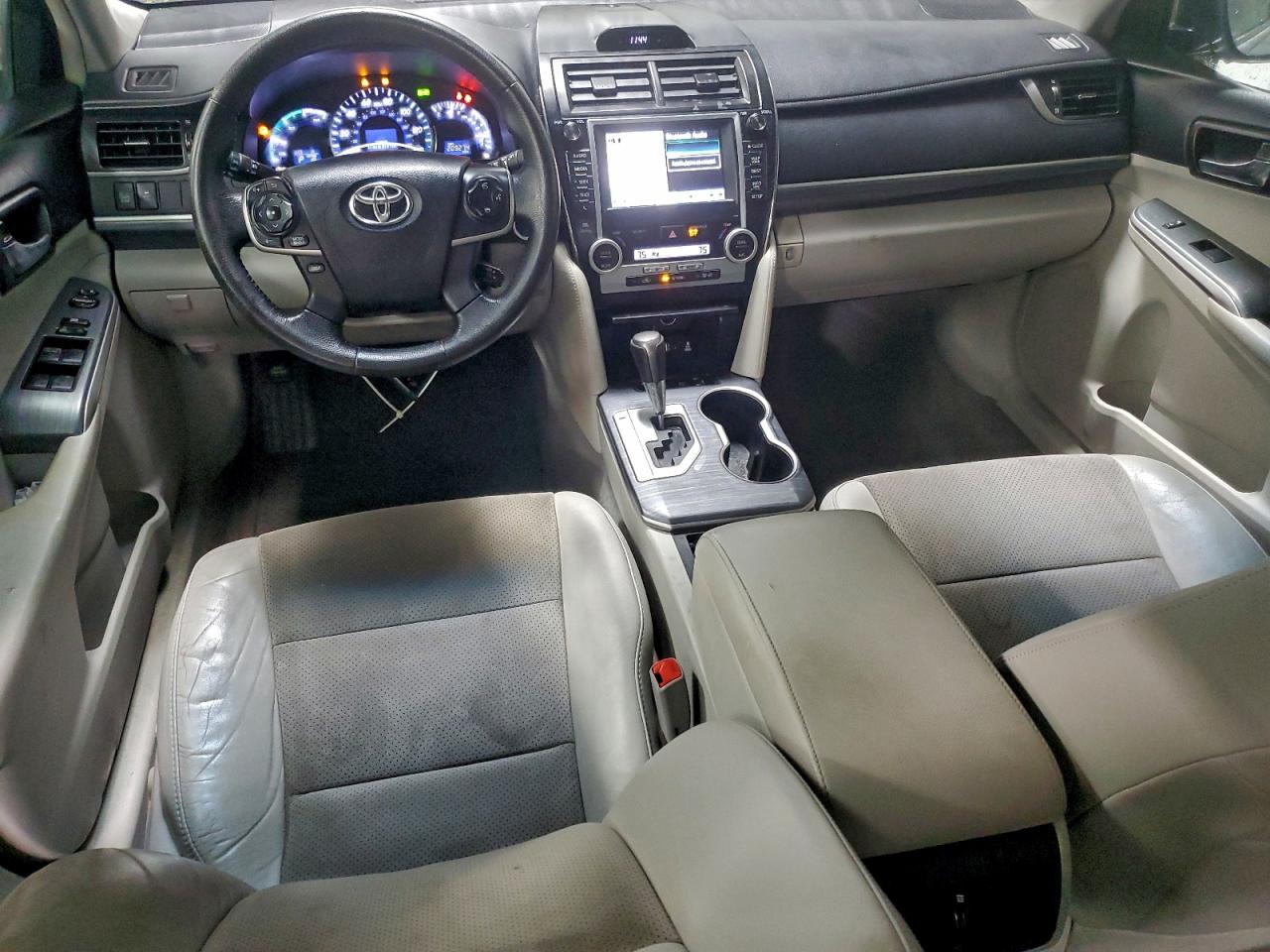 Toyota Camry Hybrid Image 8