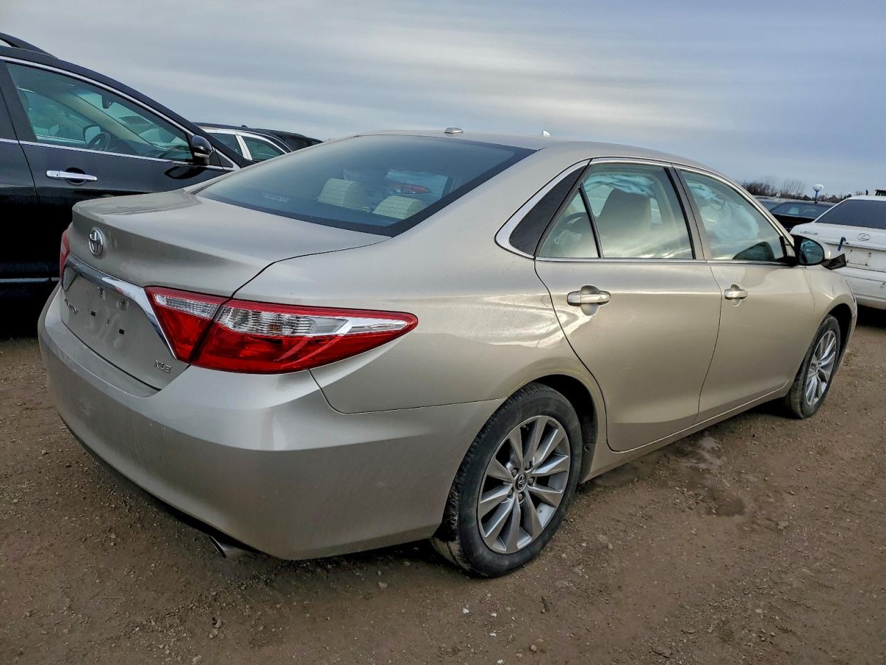Toyota Camry Le Image 3