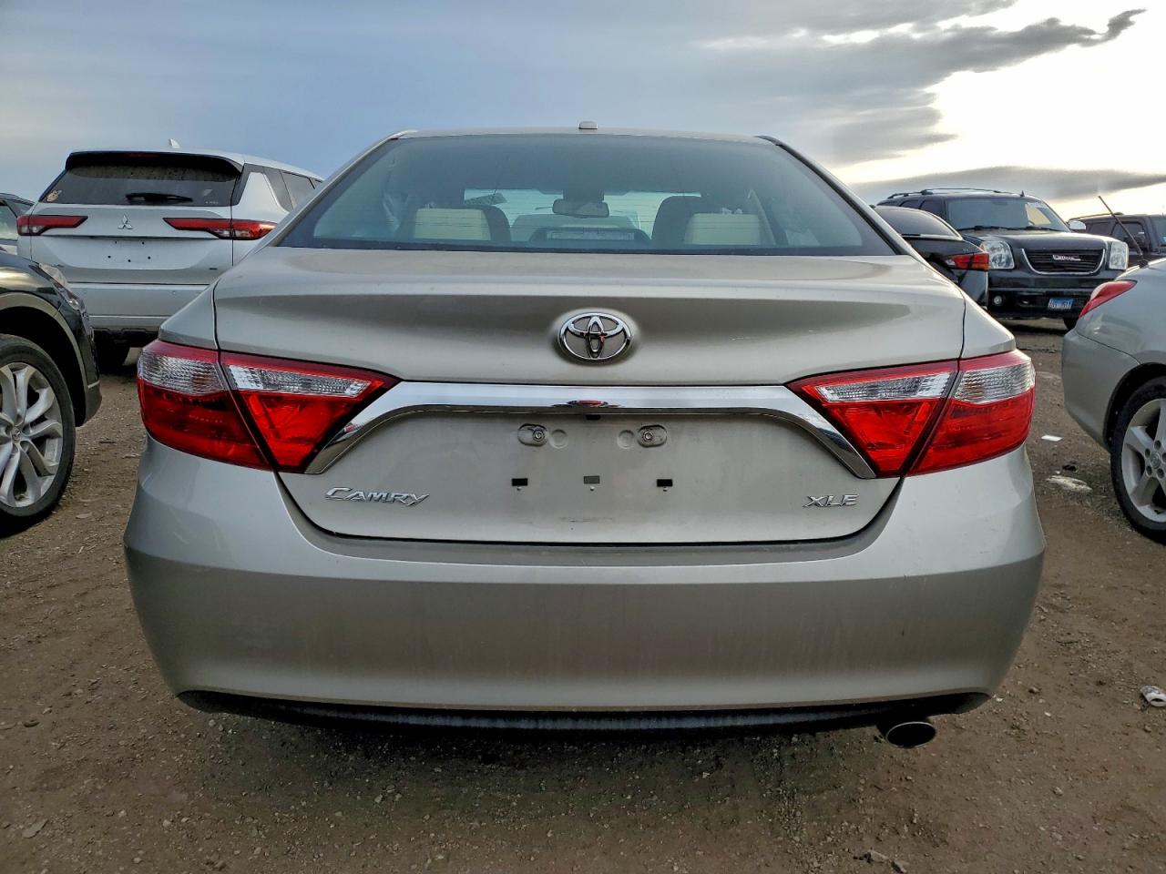 Toyota Camry Le Image 8