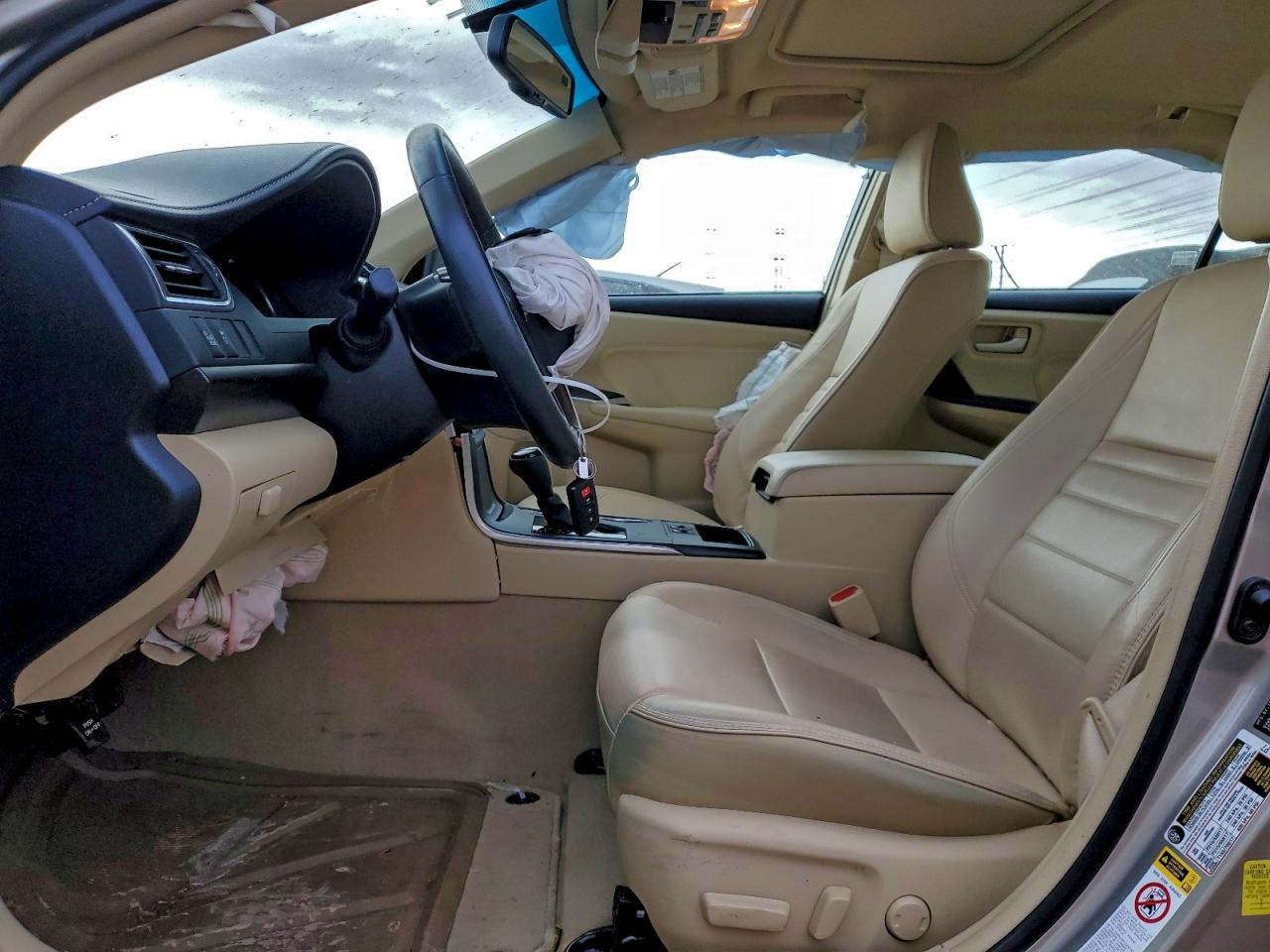 Toyota Camry Le Image 10