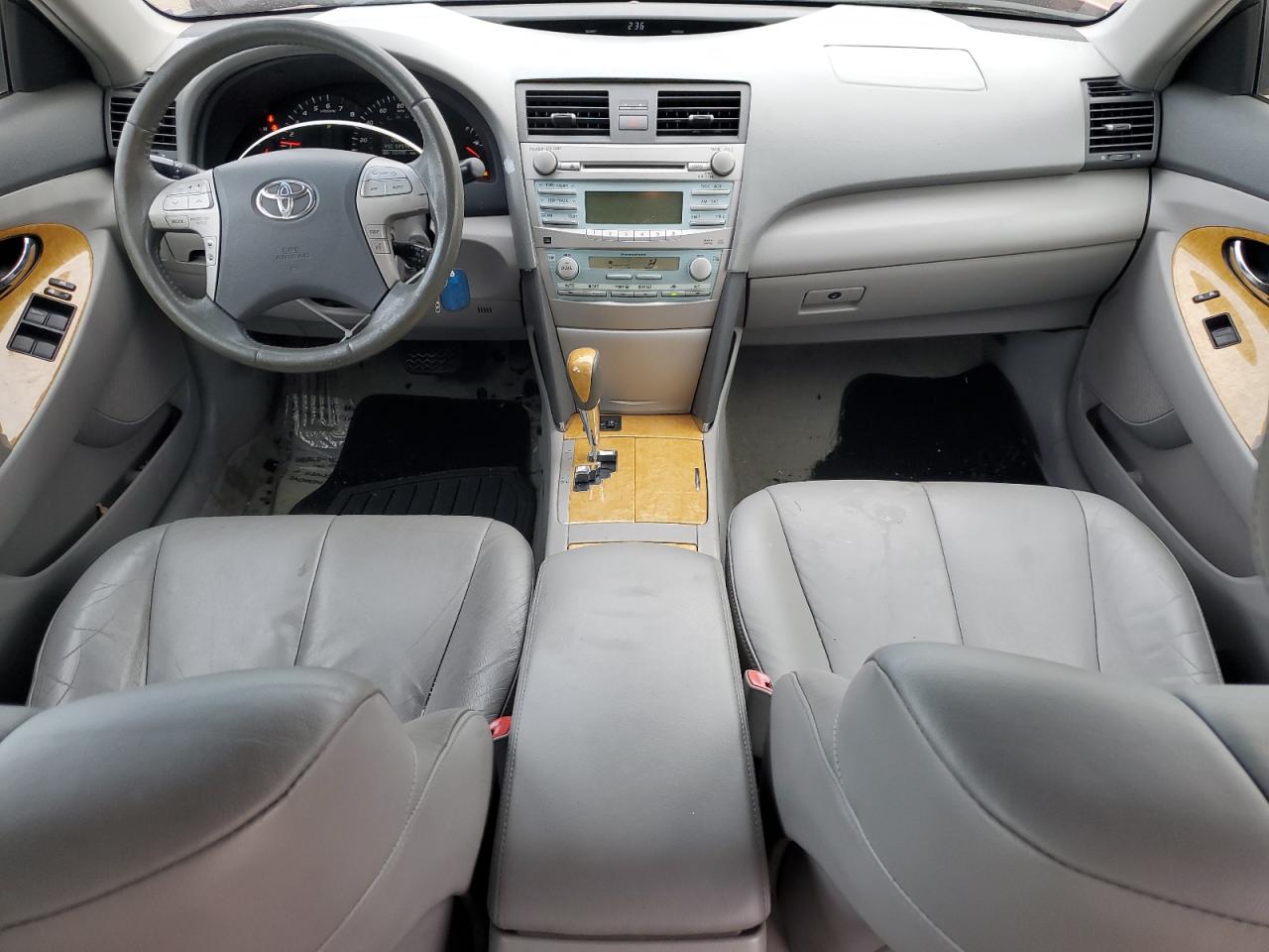 Toyota Camry Le Image 6