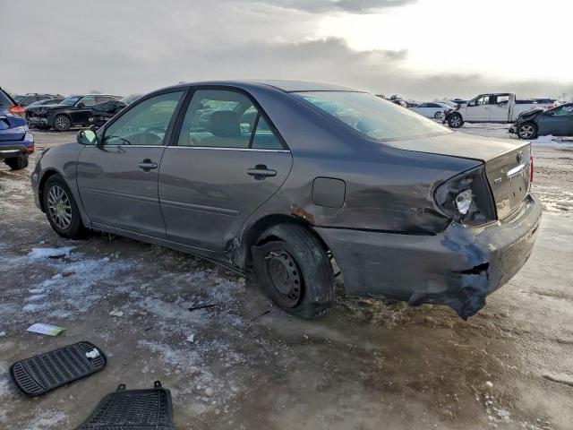 Toyota Camry Le Image 4