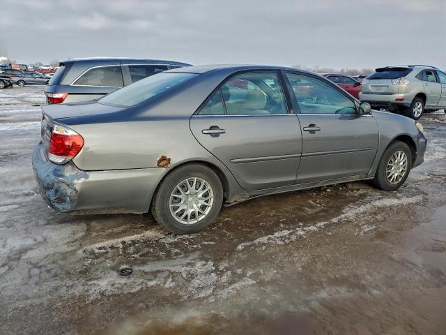 Toyota Camry Le Image 6