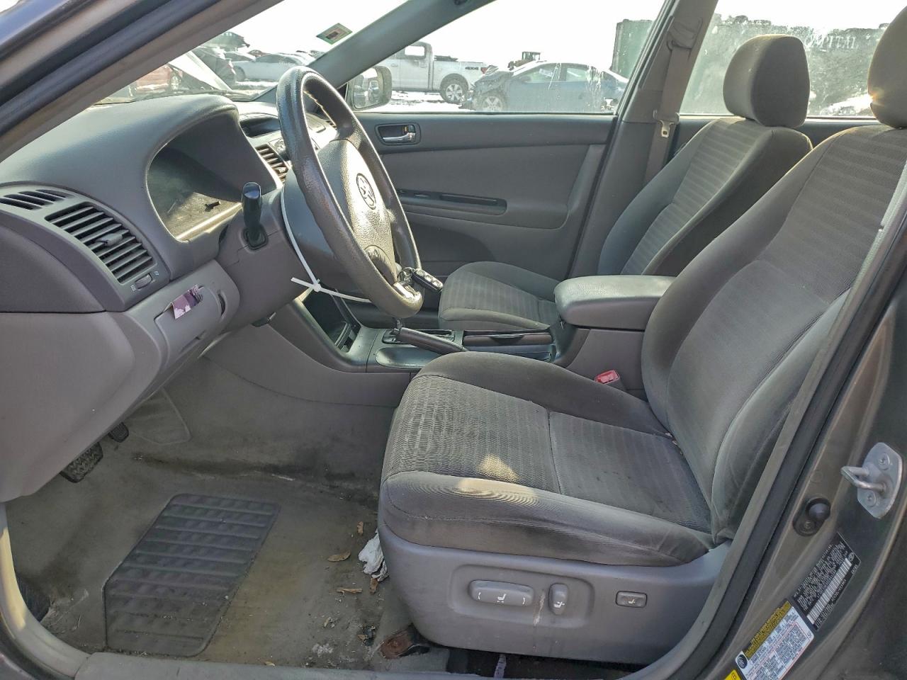 Toyota Camry Le Image 11