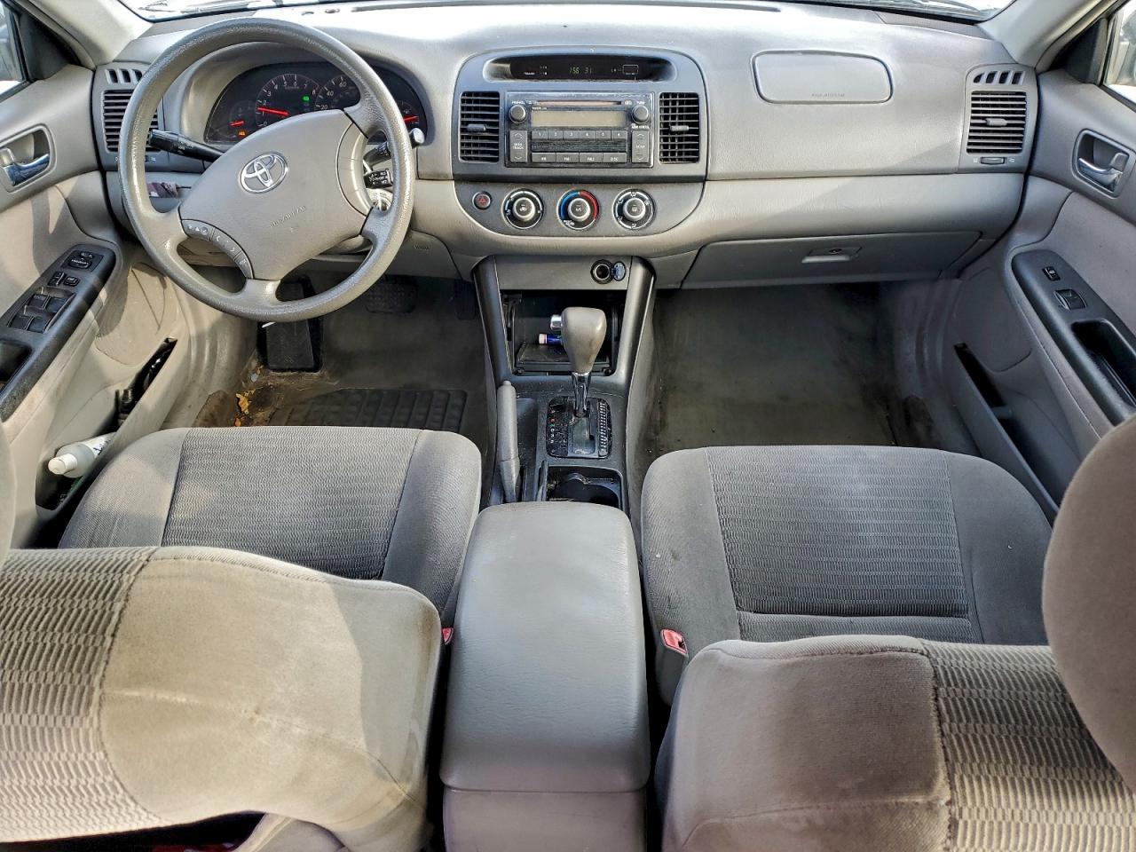 Toyota Camry Le Image 9