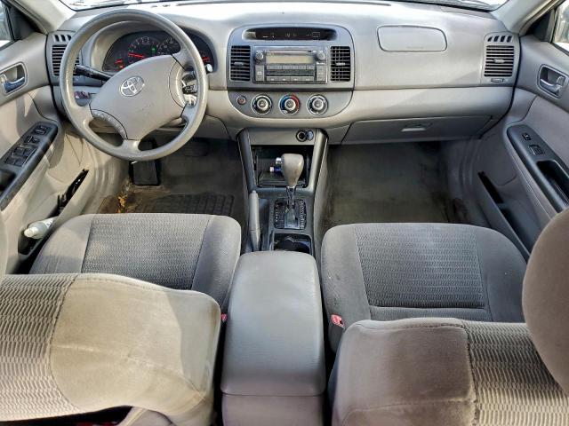 Toyota Camry Le Image 9