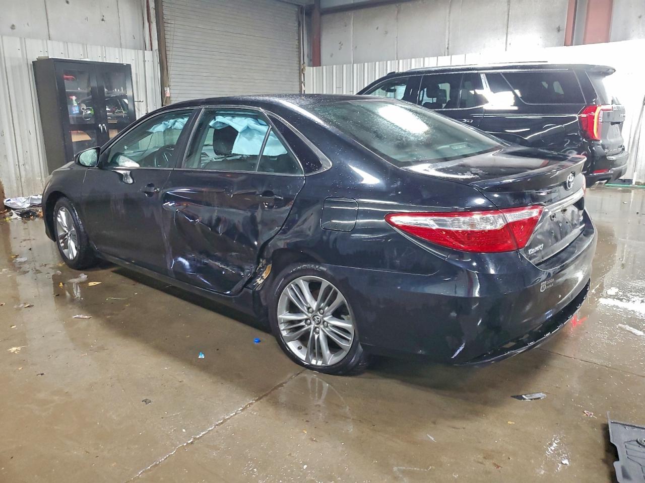 Toyota Camry Le Image 11