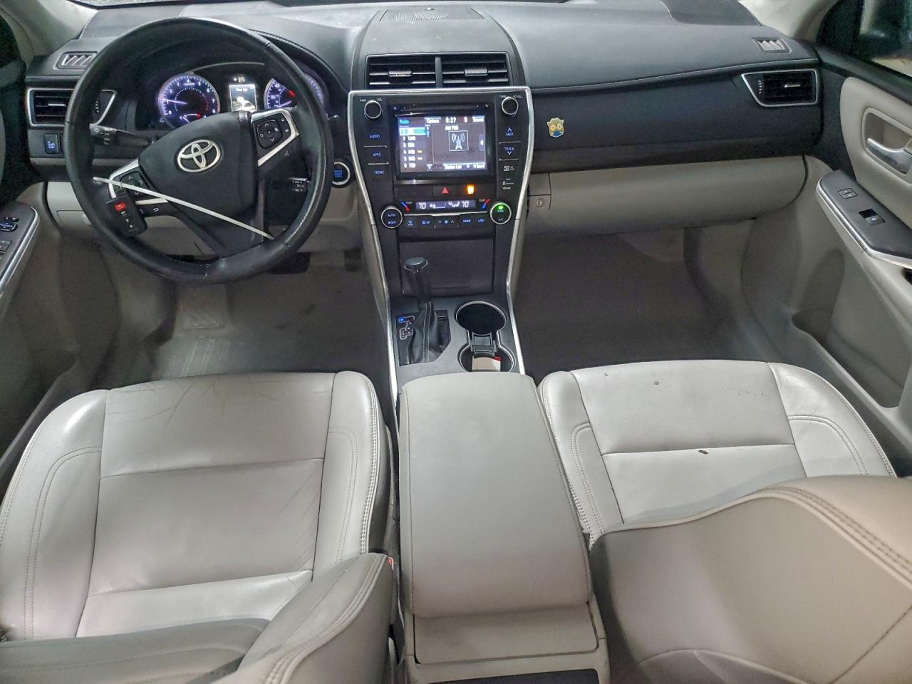 Toyota Camry Le Image 5