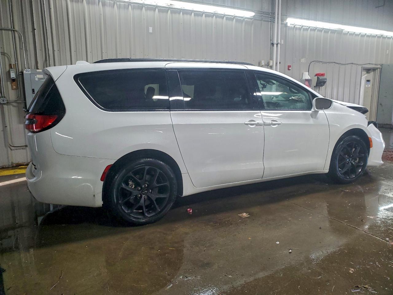 Chrysler Pacifica Limited Image 7