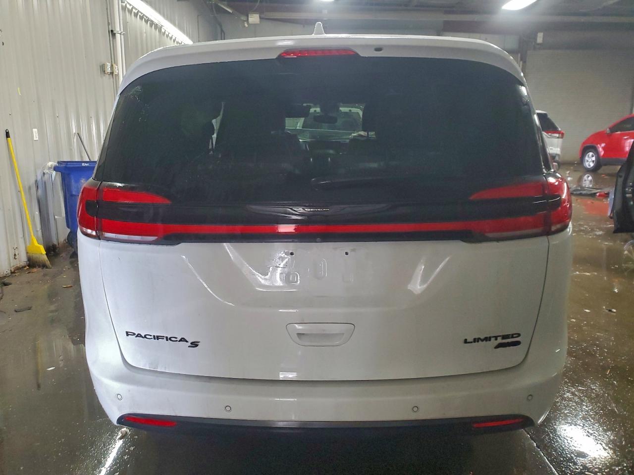 Chrysler Pacifica Limited Image 13
