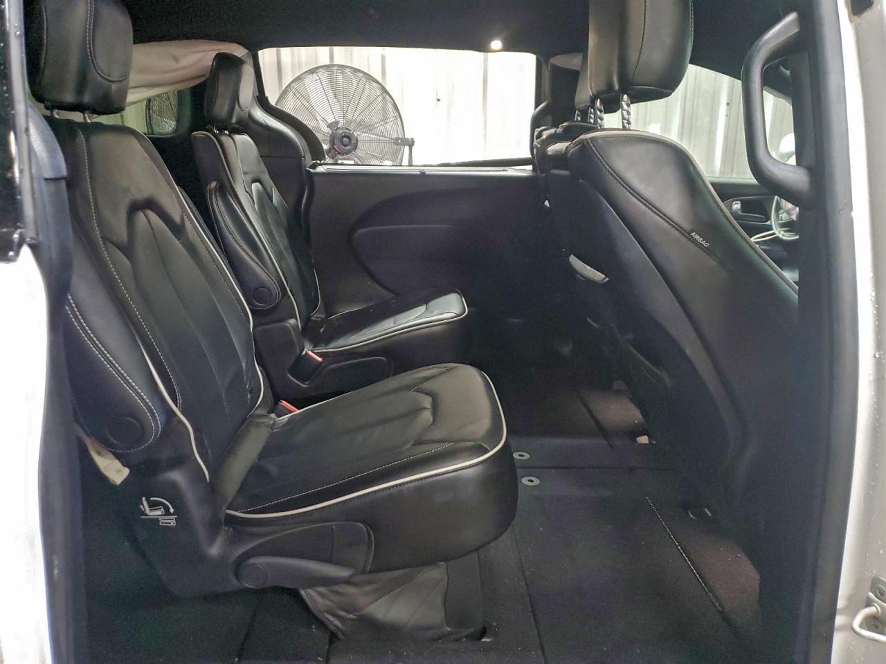 Chrysler Pacifica Limited Image 2