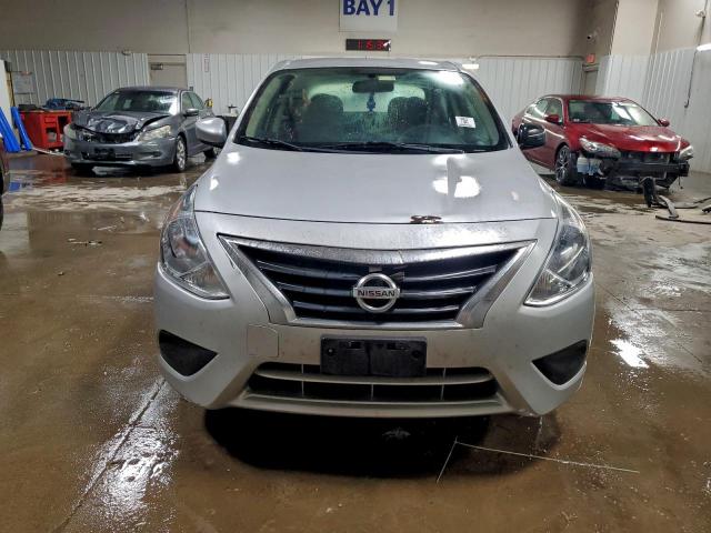 Nissan Versa S Image 8