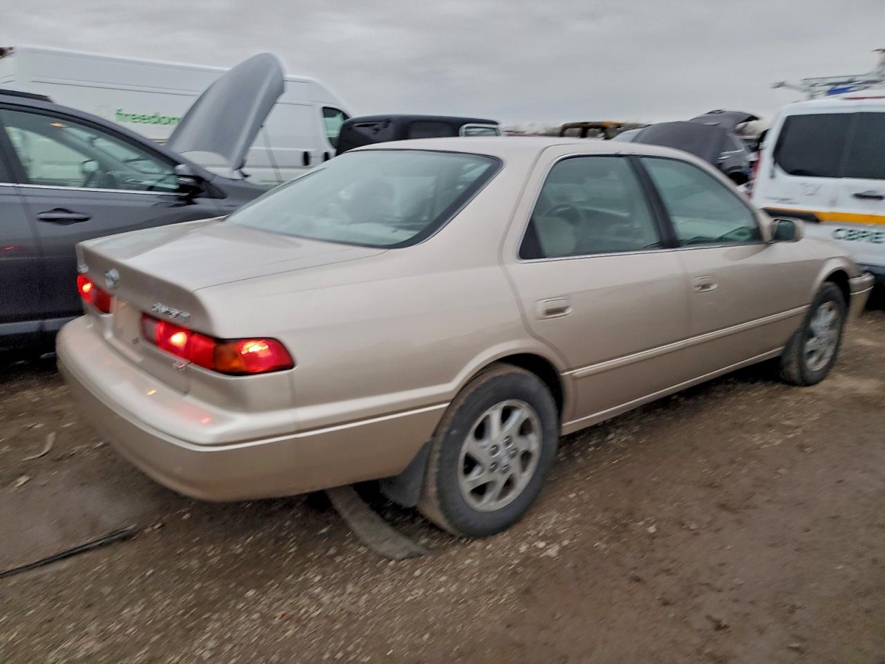 Toyota Camry Le Image 6