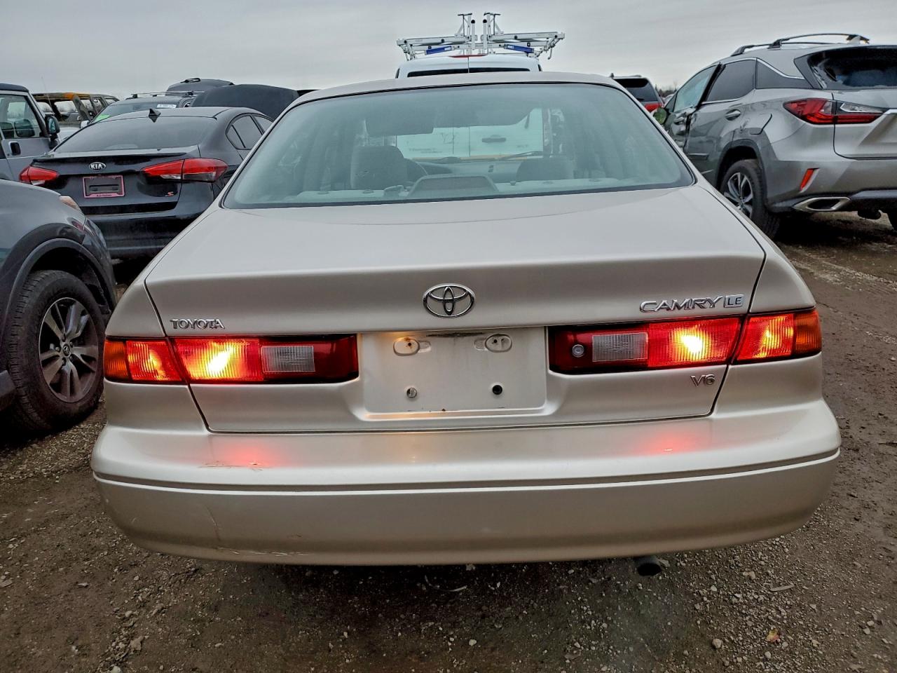 Toyota Camry Le Image 4