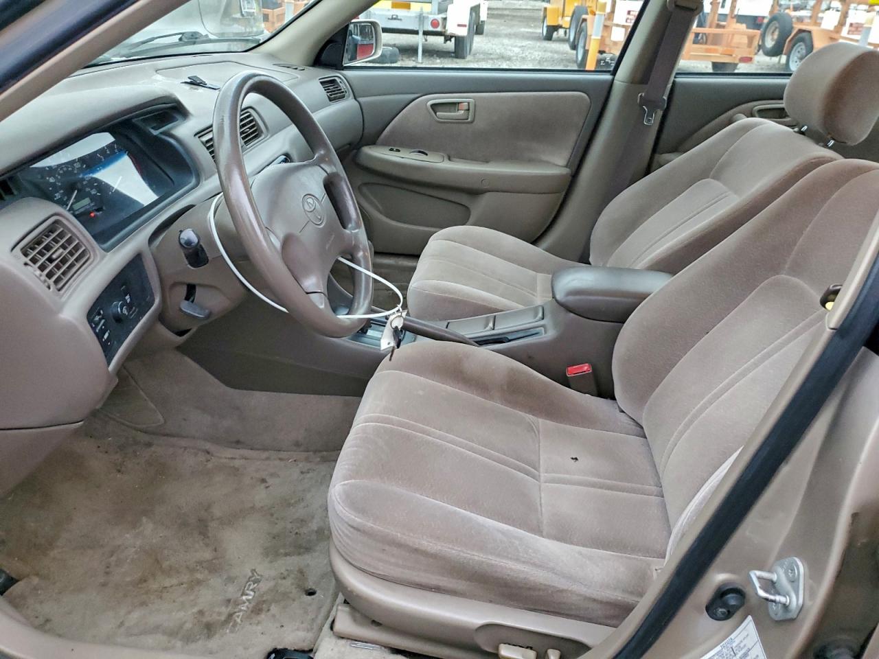 Toyota Camry Le Image 5