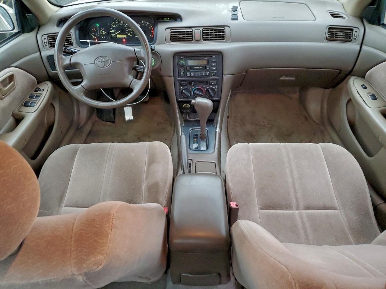 Toyota Camry Le Image 10