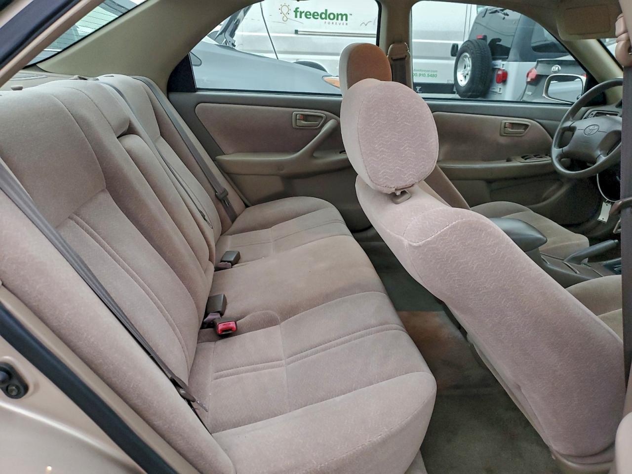 Toyota Camry Le Image 12