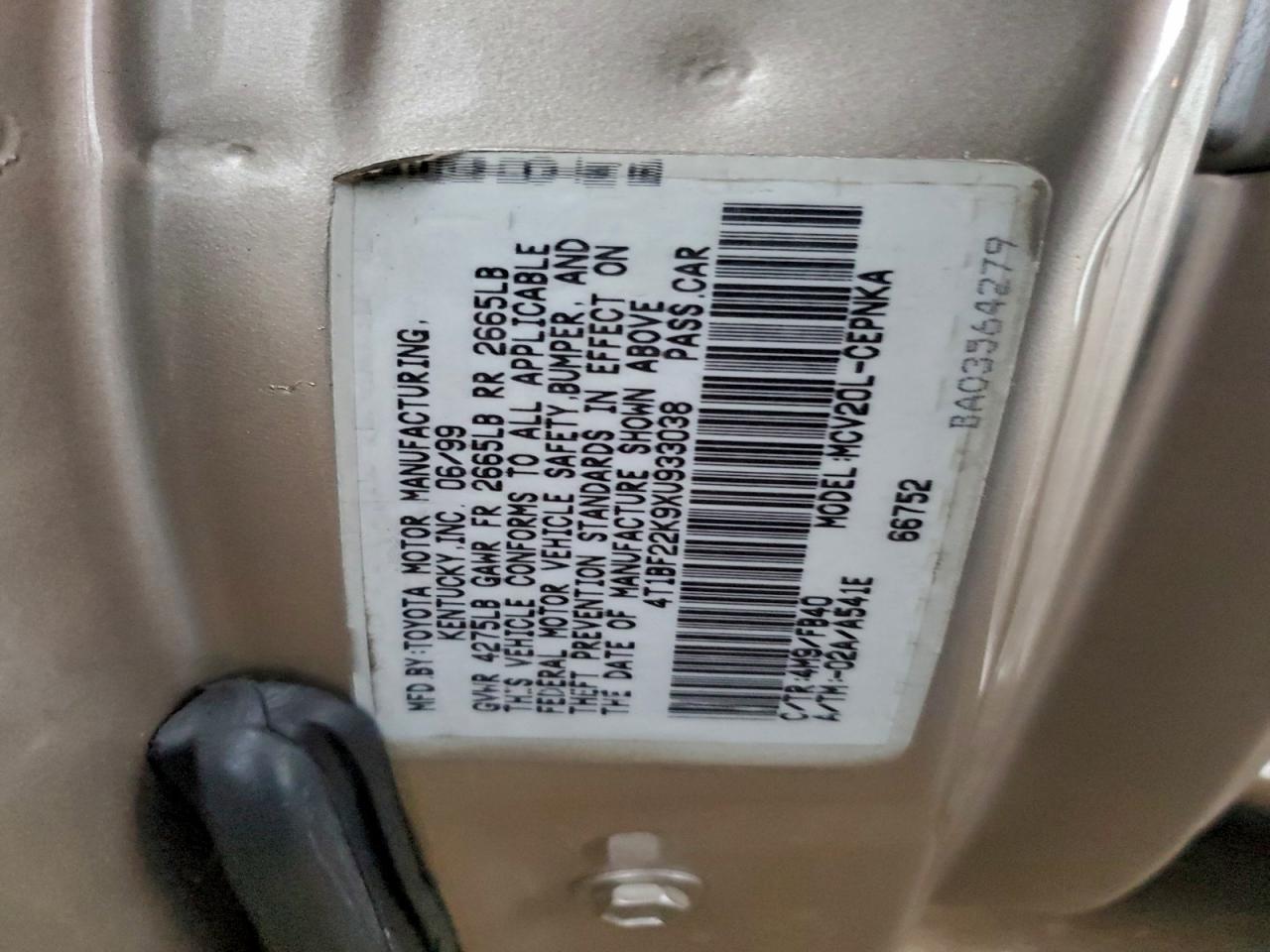 Toyota Camry Le Image 8