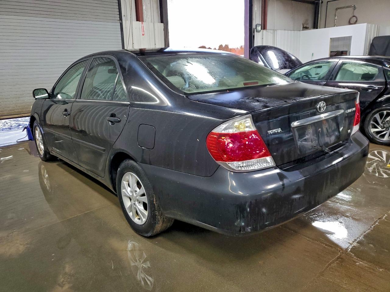 Toyota Camry Le Image 2