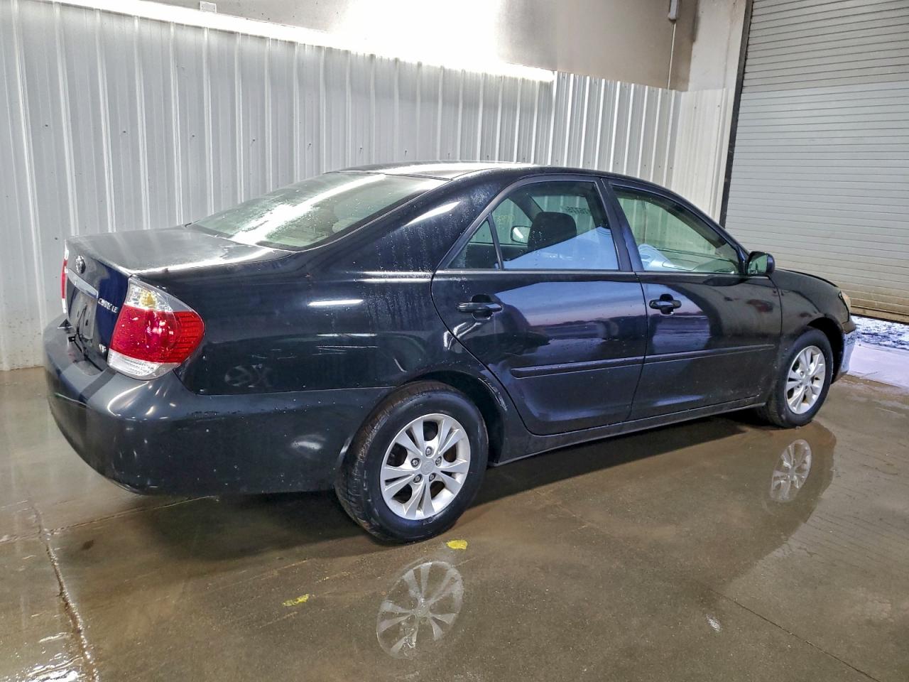 Toyota Camry Le Image 10