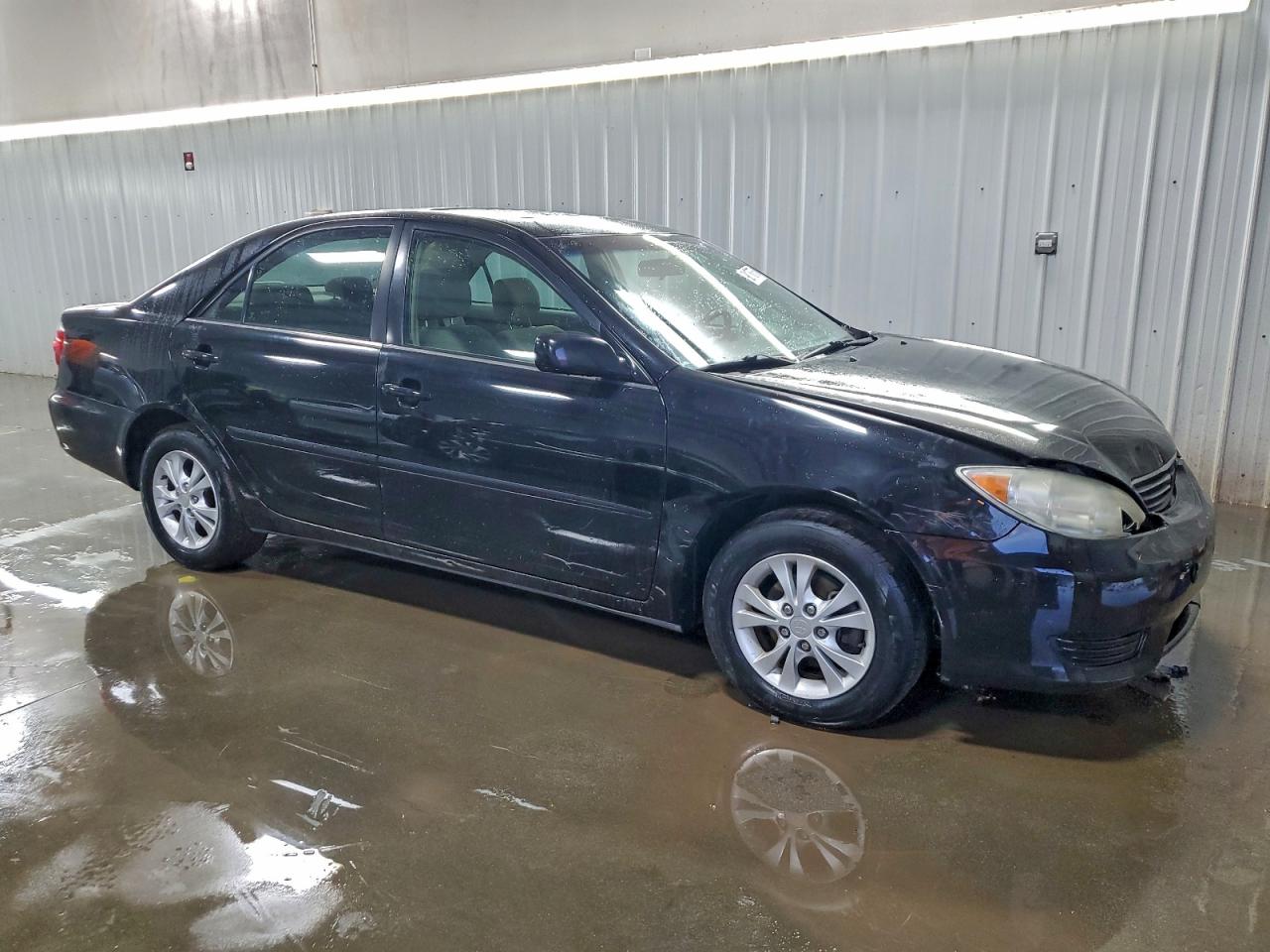 Toyota Camry Le Image 12