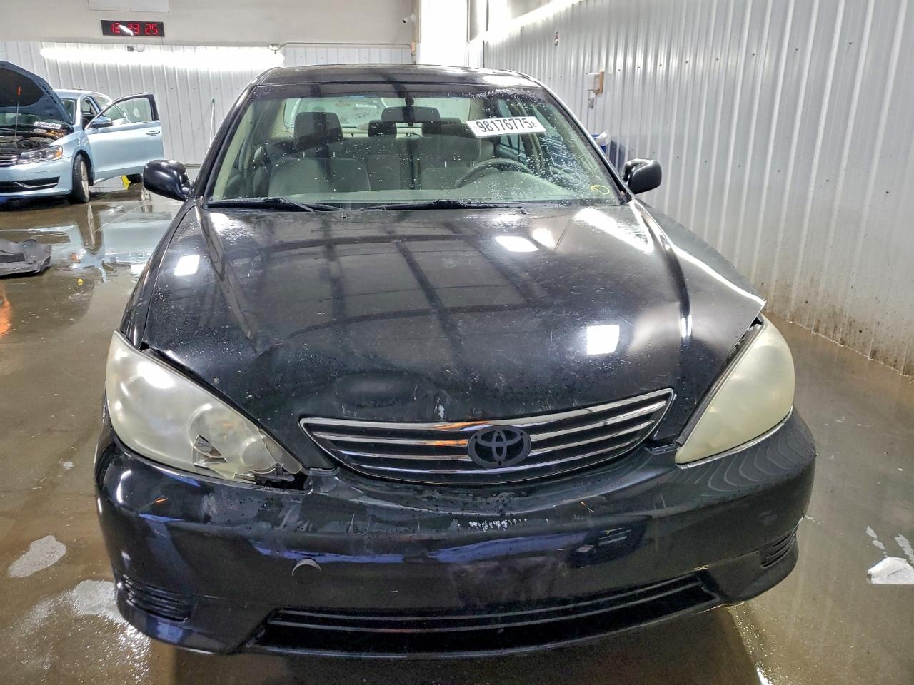 Toyota Camry Le Image 6