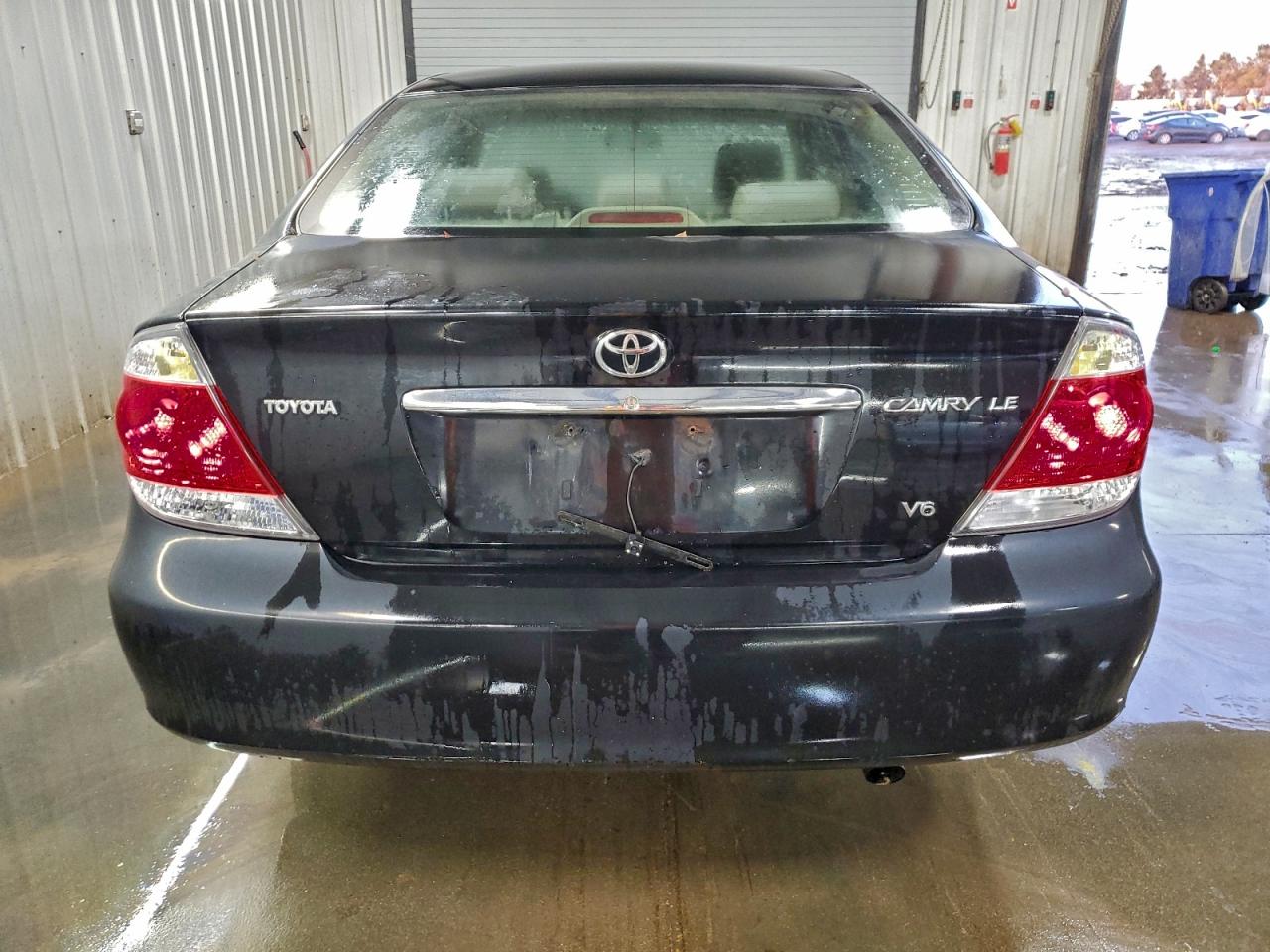 Toyota Camry Le Image 3