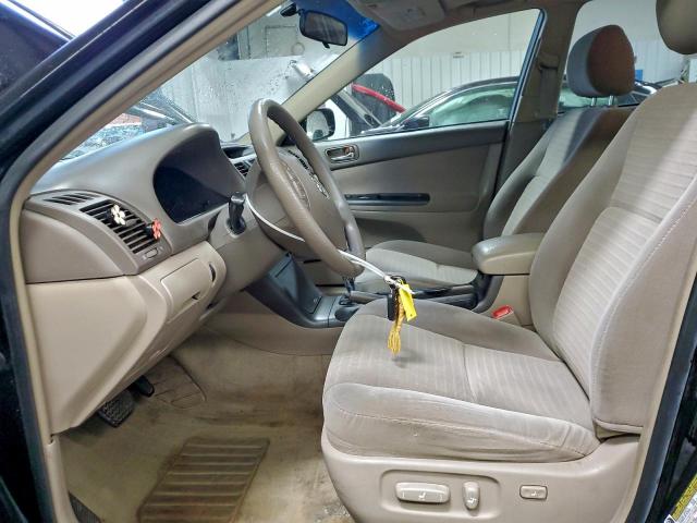 Toyota Camry Le Image 7