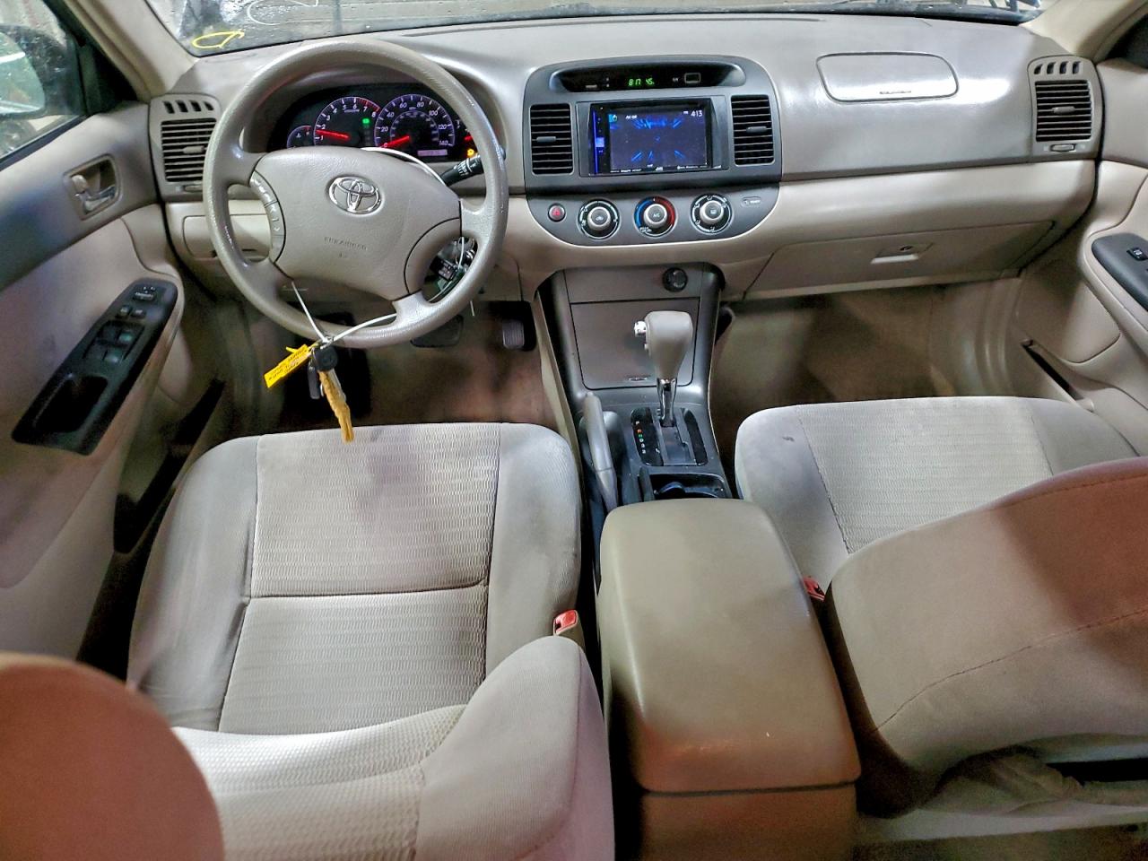 Toyota Camry Le Image 4
