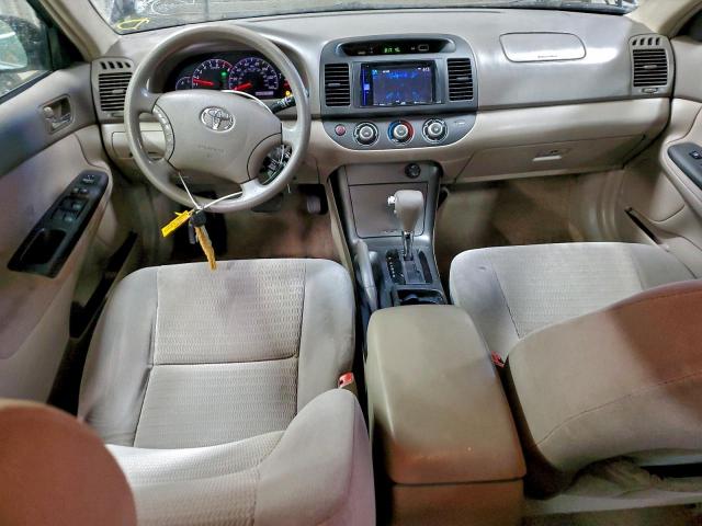 Toyota Camry Le Image 4