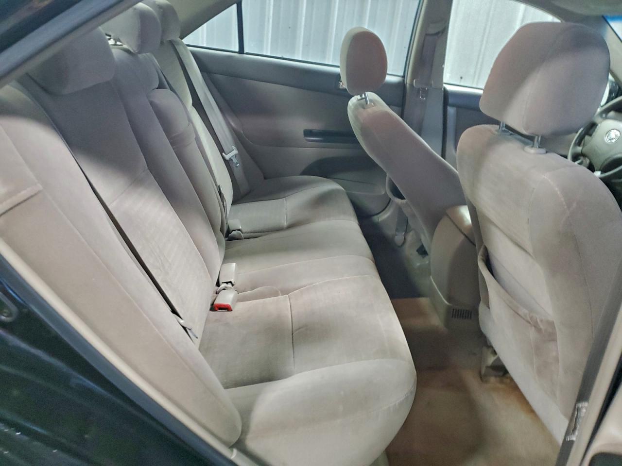 Toyota Camry Le Image 9