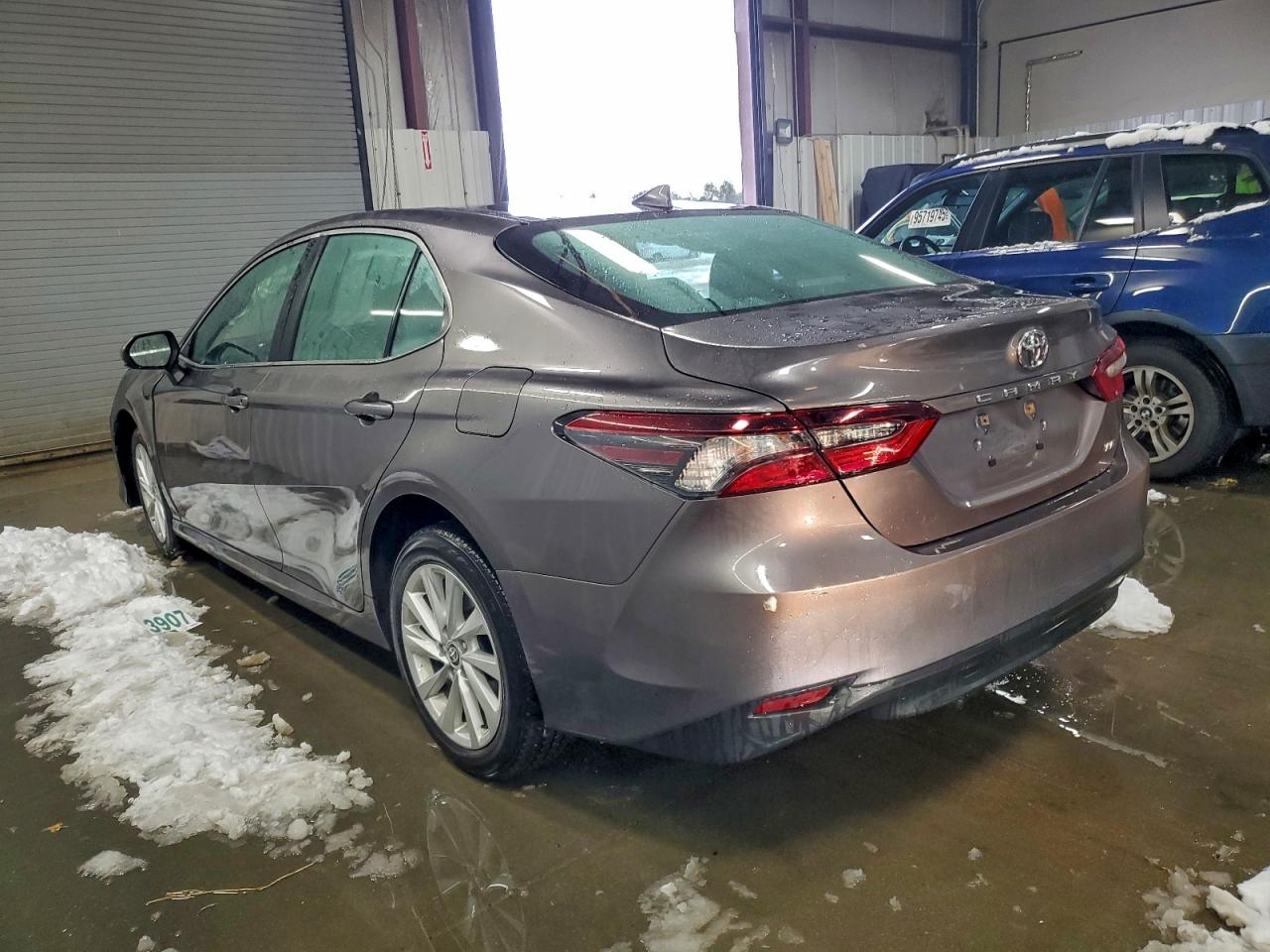 Toyota Camry Le Image 7