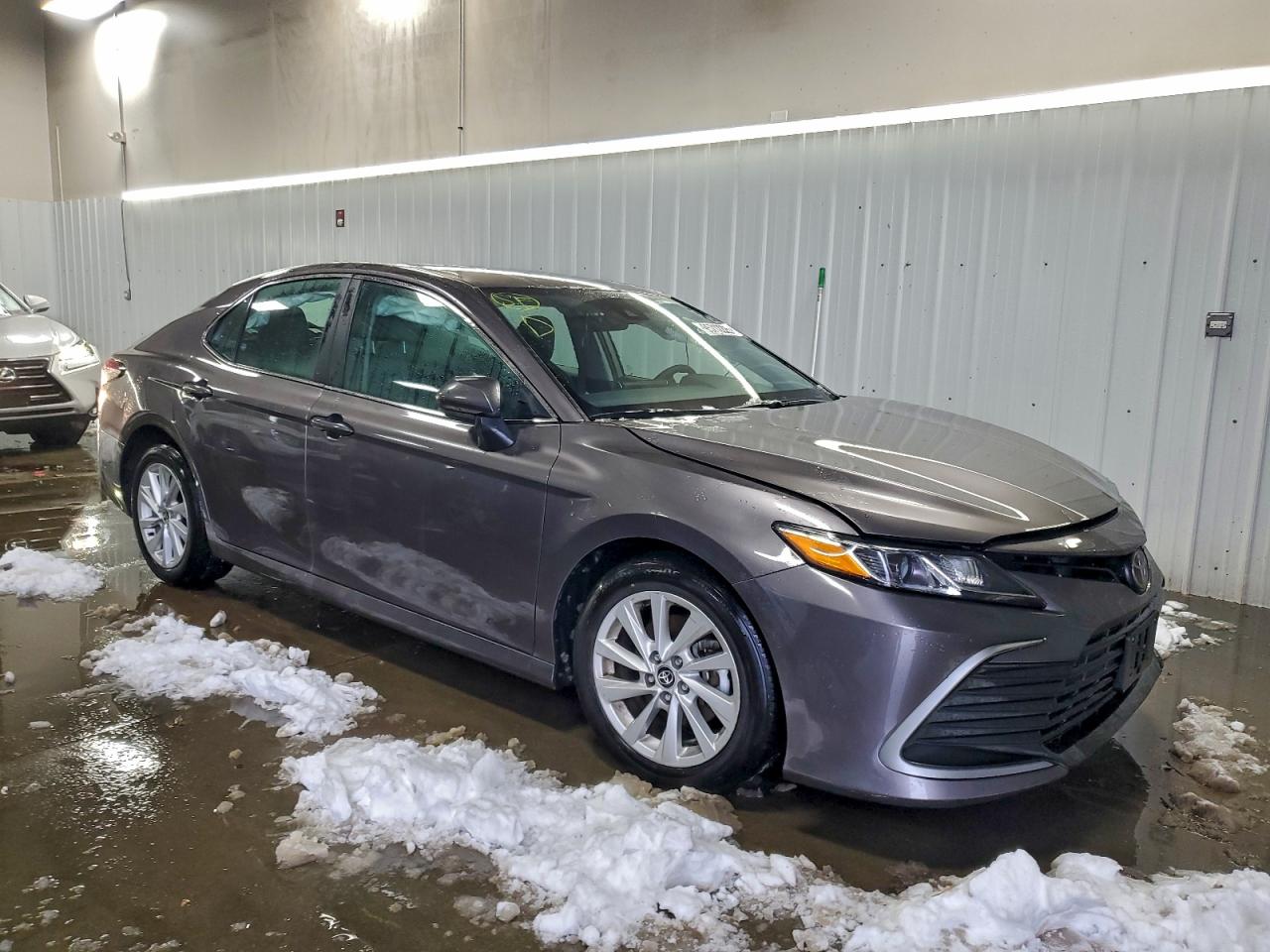 Toyota Camry Le Image 3