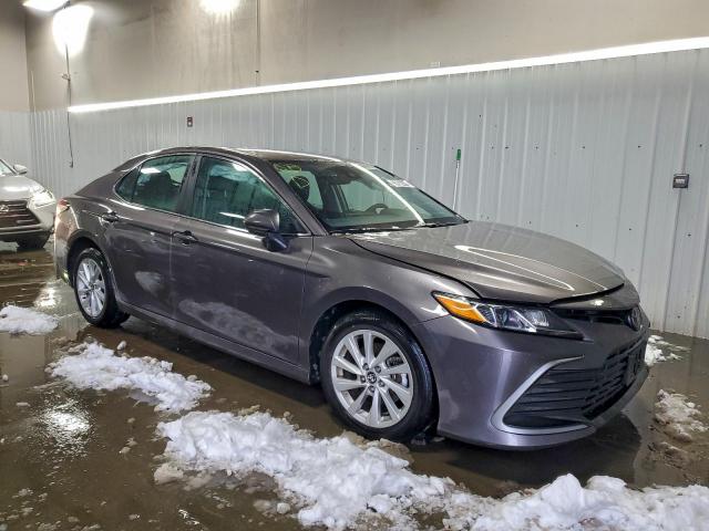 Toyota Camry Le Image 3