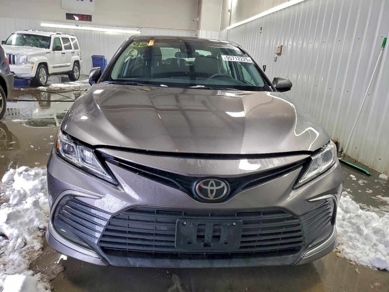 Toyota Camry Le Image 6
