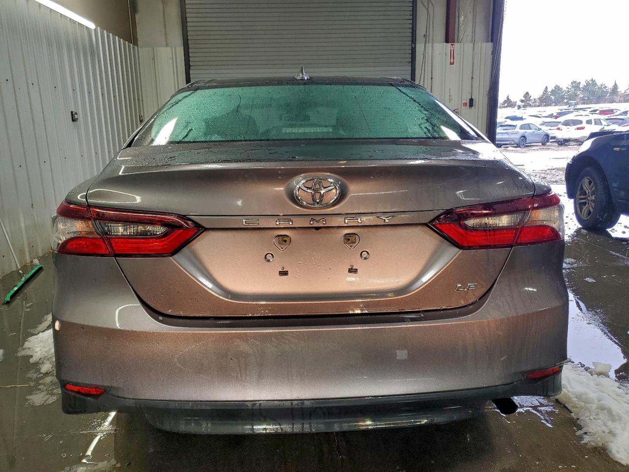 Toyota Camry Le Image 4