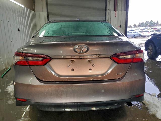 Toyota Camry Le Image 4