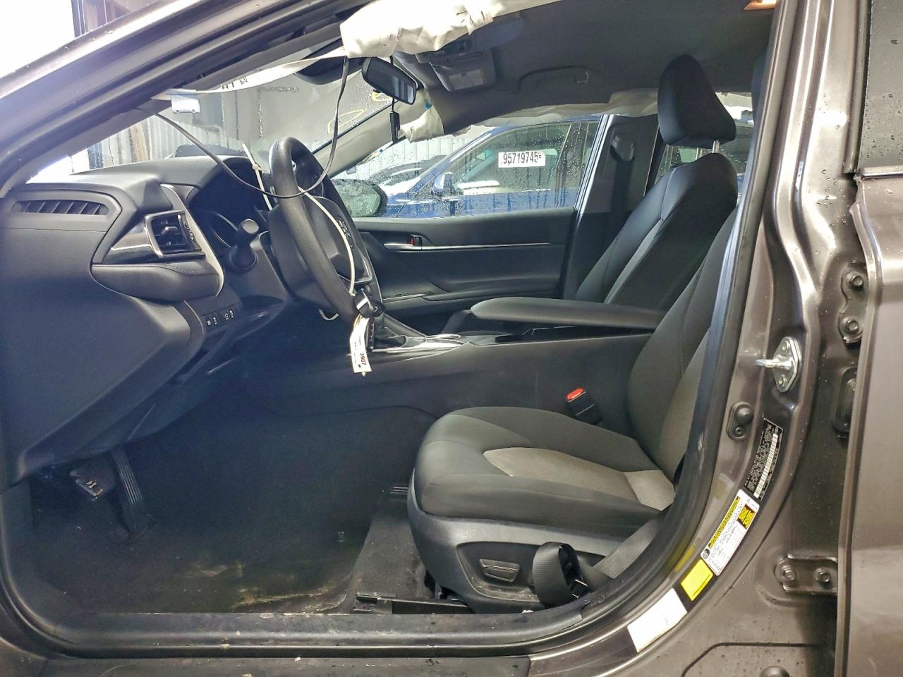 Toyota Camry Le Image 5