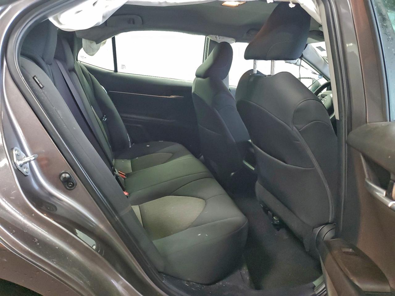 Toyota Camry Le Image 10